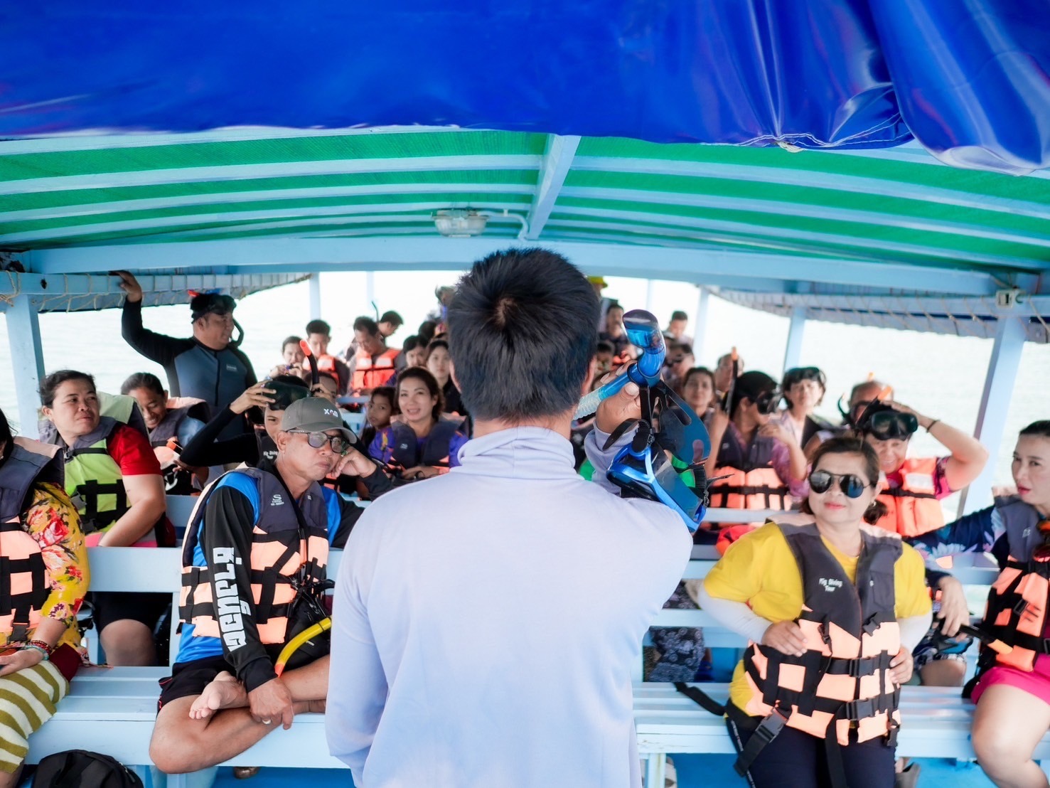 เรือท่องเที่ยวดำน้ำเกาะทะลุ