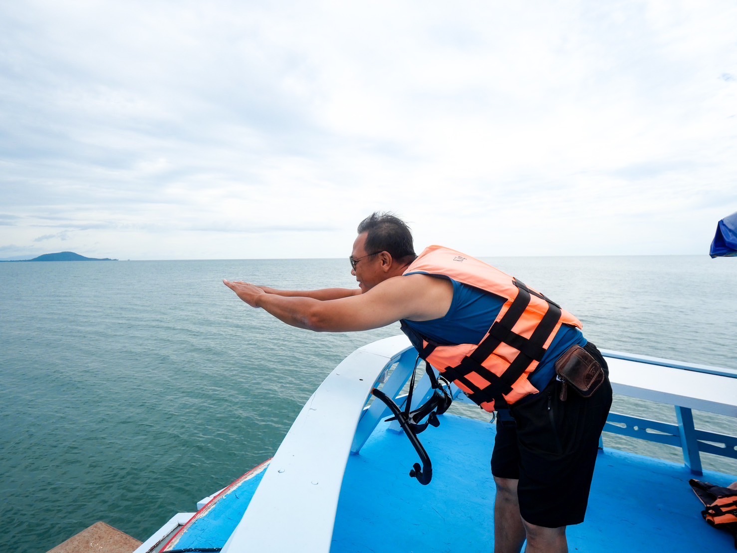 เรือสีฟ้าทัวร์ดำน้ำเกาะทะลุ